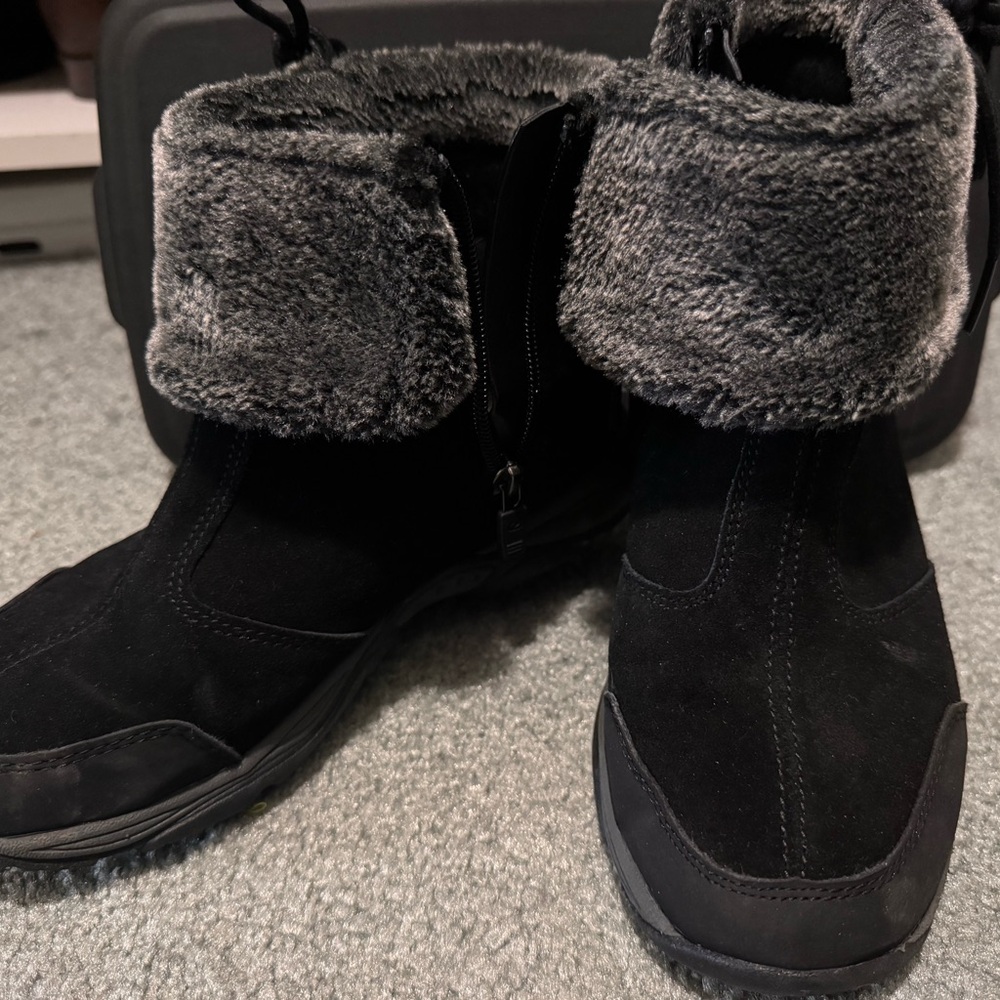 ESELEMENTA Black Fur-Lined Boots gently worn
